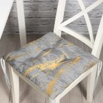 - Pofi-7193-Gorsel - Realhomes  Antrasit Zemin Üzerinde Gold Detaylı Çizim Desenli Dijital Baskılı Modern Pofuduk Sandalye Minderi Realhomes