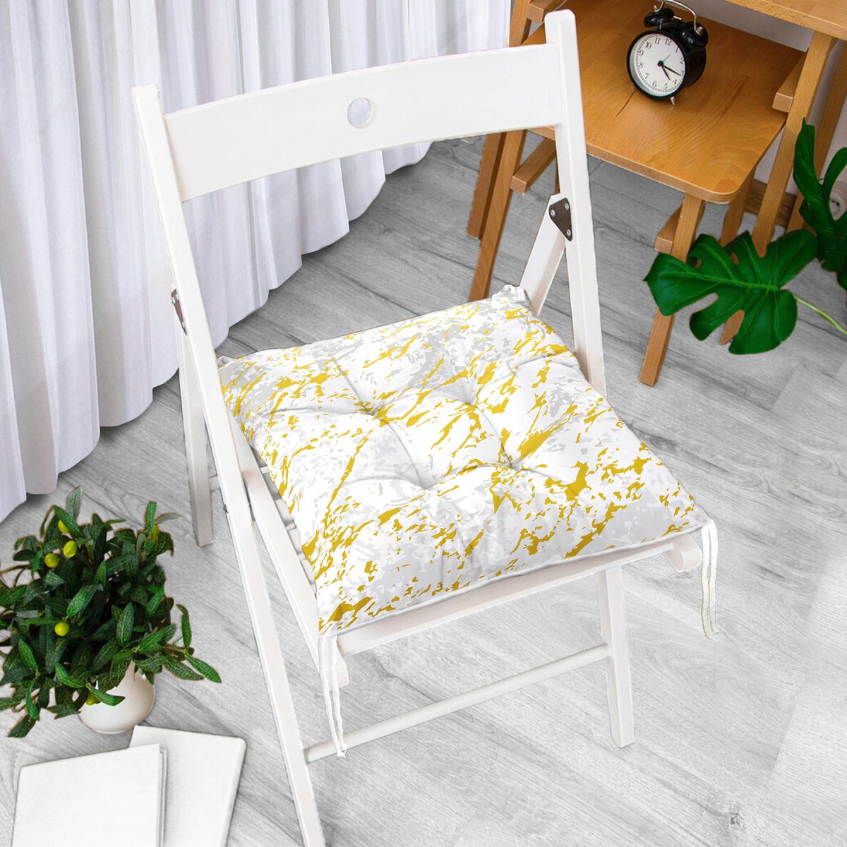 Gri Beyaz Zeminde Gold Detaylı Çizim Dijital Baskılı Modern Pofuduk Sandalye Minderi Realhomes