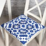 - Pofi-7213-Gorsel - Realhomes Beyaz Zemin Üzerinde Çini Desenli Dijital Baskılı Modern Pofuduk Sandalye Minderi Realhomes