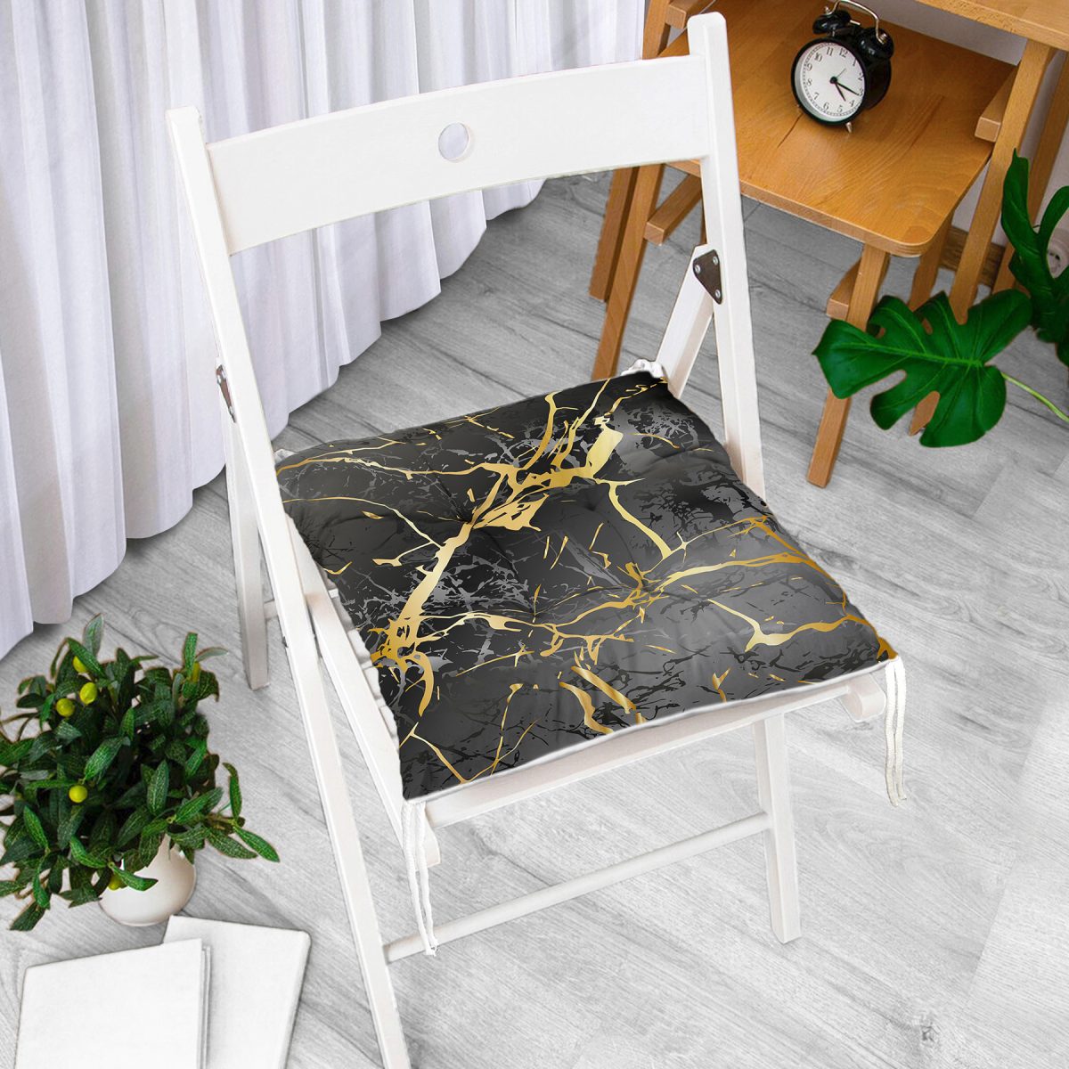 Siyah Zeminde Gold Renkli Çizim Desenli Dijital Baskılı Modern Pofuduk Sandalye Minderi Realhomes