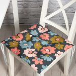 - Pofi-7255-Gorsel - Realhomes Siyah Zemin Üzerinde Rengarenk Çiçek Desenli Dijital Baskılı Modern Pofuduk Sandalye Minderi Realhomes