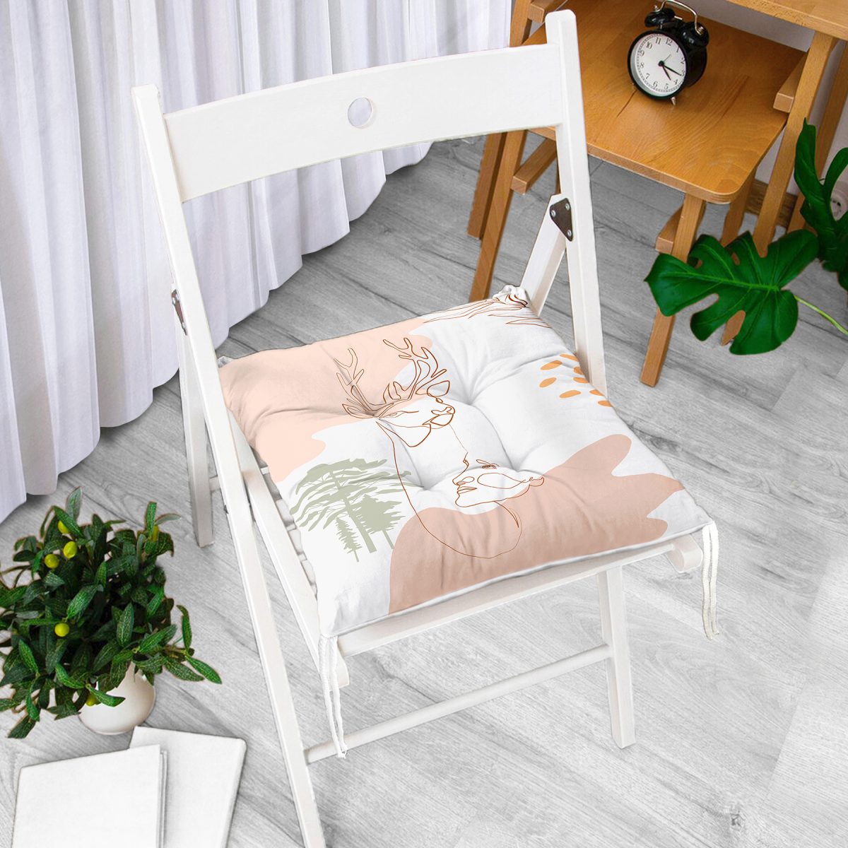 Beyaz Zeminde Geyik Desenli Bayan Silüeti Dijital Baskılı Modern Pofuduk Sandalye Minderi Realhomes