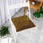 - Pofi-7546-Gorsel-1 - Realhomes Gold Zemin Üzerinde Siyah Geometrik Desenli Dijital Baskılı Modern Pofuduk Sandalye Minderi Realhomes