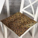 - Pofi-7546-Gorsel - Realhomes Gold Zemin Üzerinde Siyah Geometrik Desenli Dijital Baskılı Modern Pofuduk Sandalye Minderi Realhomes