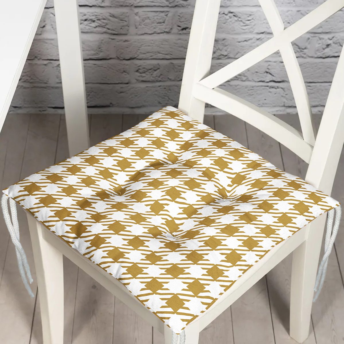 Beyaz Zemin Üzerinde Gold Renkli Geometrik Çizimli Dijital Baskılı Modern Pofuduk Sandalye Minderi Realhomes