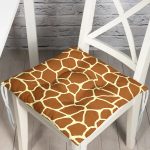 - Pofi-7609-Gorsel - Realhomes Renkli Zemin Üzerinde Geometrik Çizim Dijital Baskılı Modern Pofuduk Sandalye Minderi Realhomes