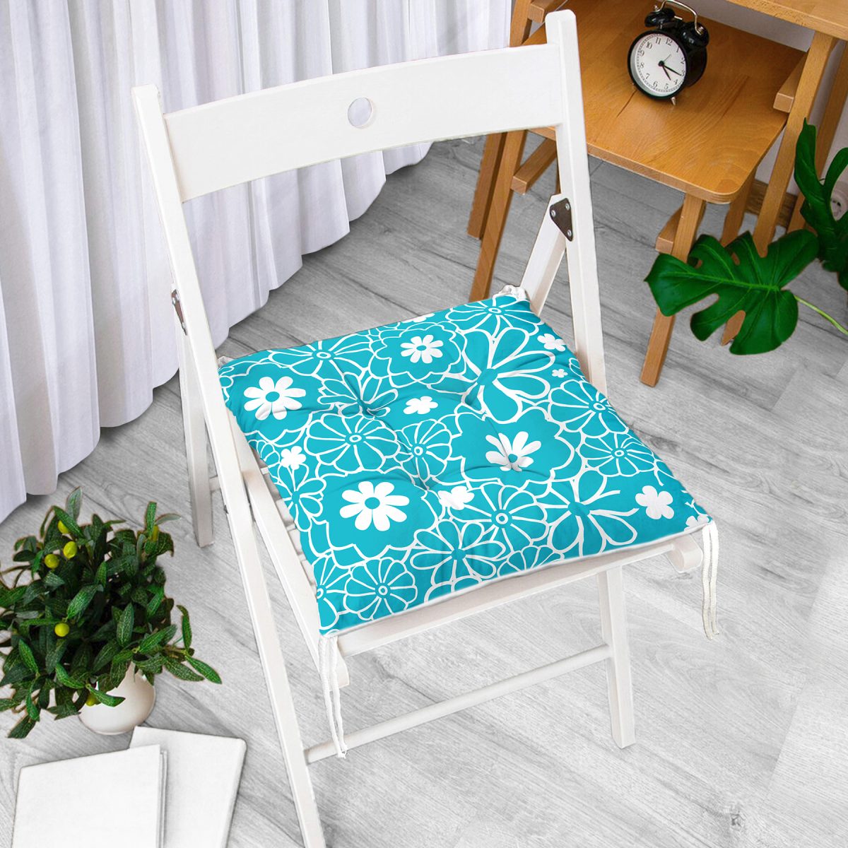 Rengarenk Zemin Üzerinde Beyaz Rengarenk Çiçek Desenli Dijital Baskılı Modern Pofuduk Sandalye Minderi Realhomes