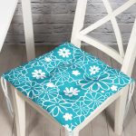 - Pofi-7612-Gorsel - Realhomes Rengarenk Zemin Üzerinde Beyaz Rengarenk Çiçek Desenli Dijital Baskılı Modern Pofuduk Sandalye Minderi Realhomes