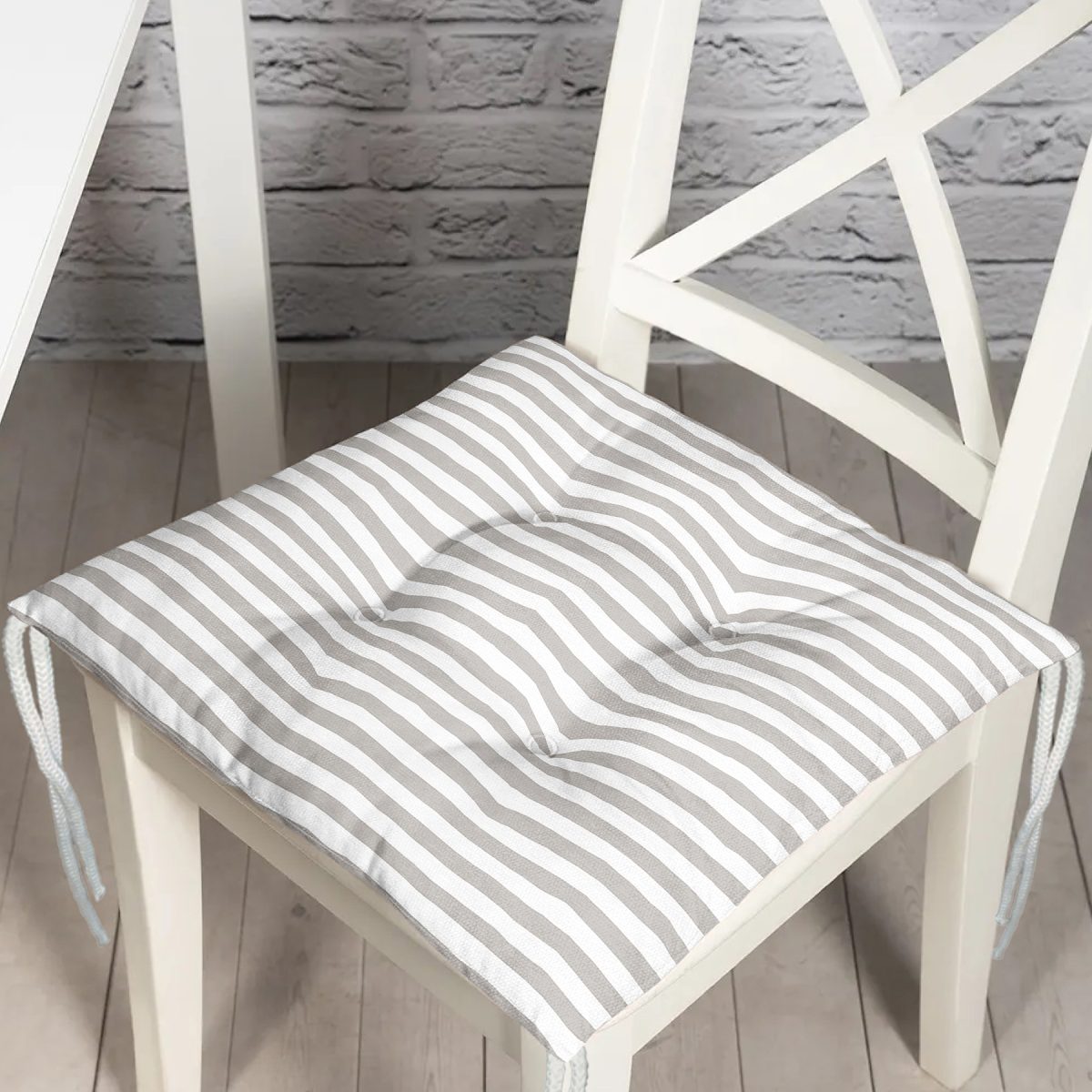 Beyaz Zemin Üzerinde Gri Çizgili Geometrik Desen Dijital Baskılı Modern Pofuduk Sandalye Minderi Realhomes