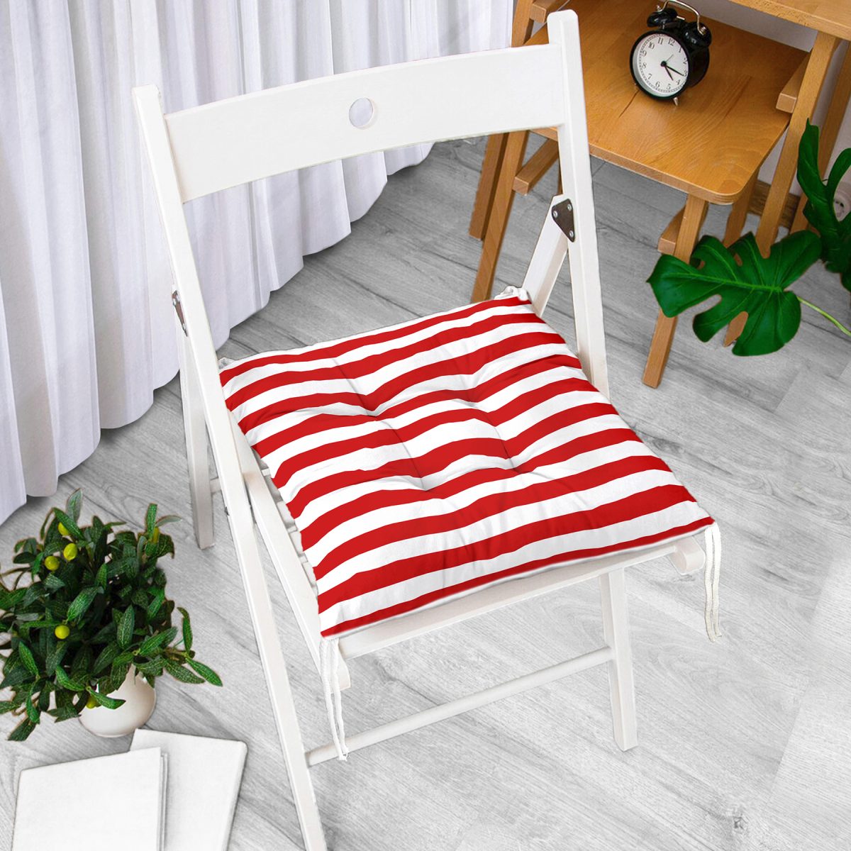 Beyaz Zemin Üzerinde Renkli Çizgili Dijital Baskılı Modern Pofuduk Sandalye Minderi Realhomes