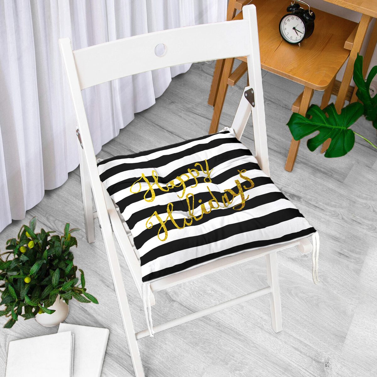 Beyaz Zeminde Siyah Çizgili Gold Yazılı Happy Holidays Yazılı Dijital Baskılı Modern Pofuduk Sandalye Minderi Realhomes