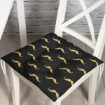 - Pofi-7702-Gorsel - Realhomes  Siyah Zemin Üzerinde Gold Detaylı Çizim Dijital Baskılı Modern Pofuduk Sandalye Minderi Realhomes