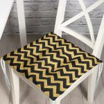 - Pofi-7704-Gorsel - Realhomes Gold Zemin Üzerinde Siyah Zikzak Desenli Dijital Baskılı Modern Pofuduk Sandalye Minderi Realhomes