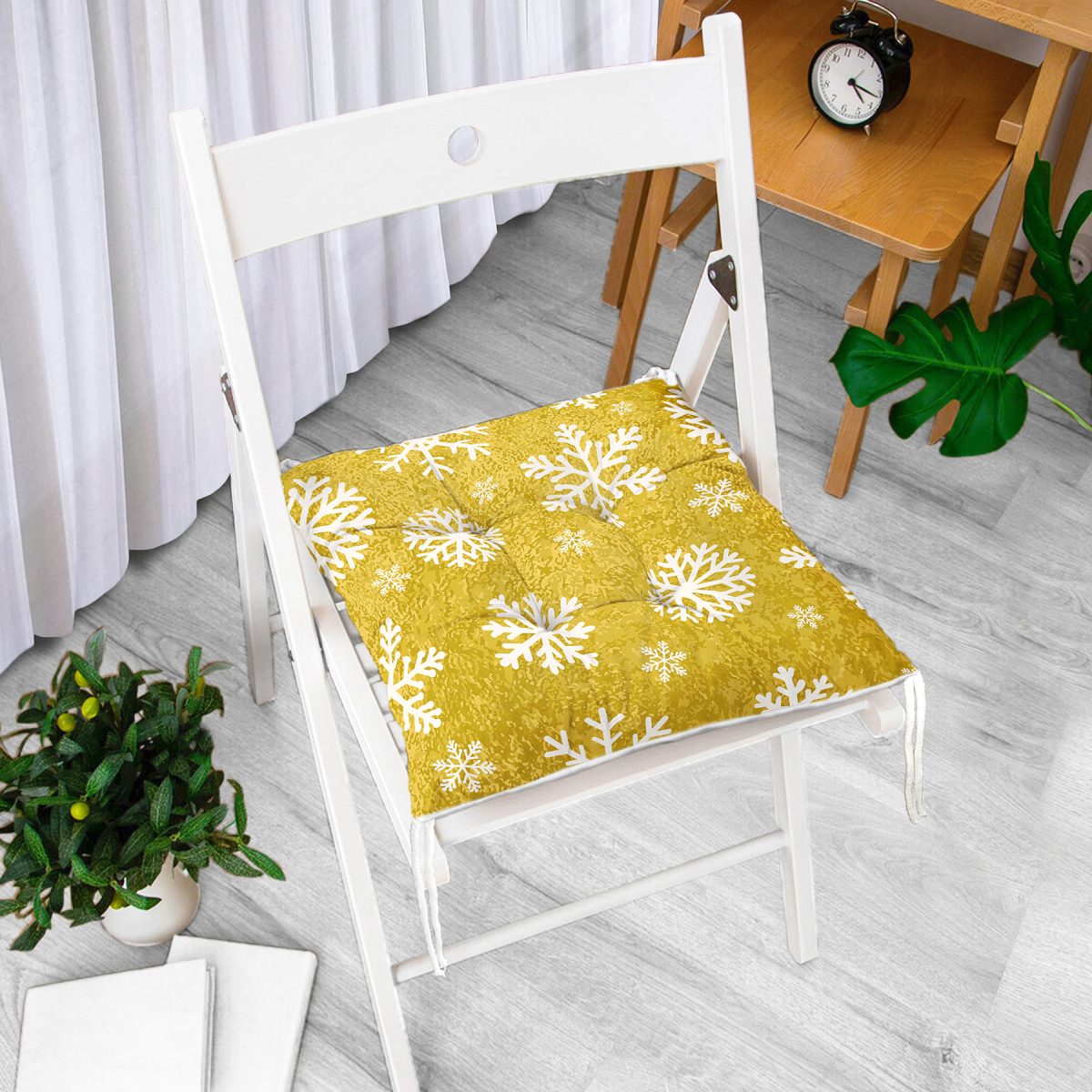 Gold Zemin Üzerinde Beyaz Renkli Kar tanesi Desenli Dijital Baskılı Modern Pofuduk Sandalye Minderi Realhomes