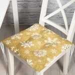 - Pofi-7708-Gorsel - Realhomes Gold Zemin Üzerinde Beyaz Renkli Kar tanesi Desenli Dijital Baskılı Modern Pofuduk Sandalye Minderi Realhomes