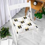 - Pofi-7717-Gorsel-1 - Realhomes Beyaz Zemin Üzerinde Gold Detaylı Hediye Paketi Desenli Dijital Baskılı Modern Pofuduk Sandalye Minderi Realhomes