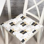 - Pofi-7717-Gorsel - Realhomes Beyaz Zemin Üzerinde Gold Detaylı Hediye Paketi Desenli Dijital Baskılı Modern Pofuduk Sandalye Minderi Realhomes