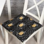 - Pofi-7718-Gorsel - Realhomes  Siyah Zemin Üzerinde Gold Renkli Çan Desenli Dijital Baskılı Modern Pofuduk Sandalye Minderi Realhomes