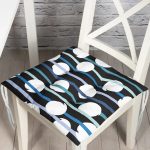 - Pofi-7734-Gorsel - Realhomes Siyah Zemin Üzerinde Beyaz Puantiyeli Dijital Baskılı Modern Pofuduk Sandalye Minderi Realhomes