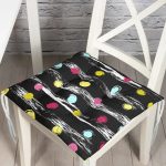 - Pofi-7795-Gorsel - Realhomes  Siyah Zemin Üzerinde Renkli Puantiyeli Desenli Dijital Baskılı Modern Pofuduk Sandalye Minderi Realhomes