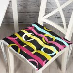 - Pofi-7797-Gorsel - Realhomes Siyah Zemin Üzerinde Modern Çizgili Renkli Puantiyeli Dijital Baskılı Modern Pofuduk Sandalye Minderi Realhomes