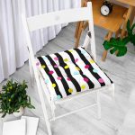 - Pofi-7799-Gorsel-1 - Realhomes Beyaz Zeminde Modern Siyah Çizgili Renkli Puantiyeli Dijital Baskılı Modern Pofuduk Sandalye Minderi Realhomes