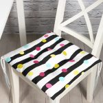 - Pofi-7799-Gorsel - Realhomes Beyaz Zeminde Modern Siyah Çizgili Renkli Puantiyeli Dijital Baskılı Modern Pofuduk Sandalye Minderi Realhomes