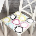 - Pofi-7803-Gorsel - Realhomes  Beyaz Zemin Üzerinde Renkli Geometrik Desenli Dijital Baskılı Modern Pofuduk Sandalye Minderi Realhomes