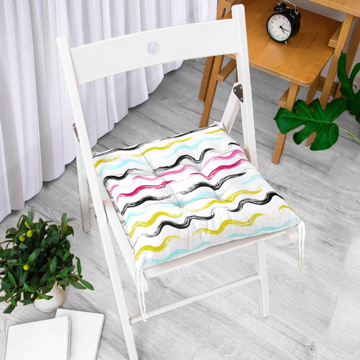 Beyaz Zemin Üzerinde Renkli Modern Zikzak Desenli Dijital Baskılı Modern Pofuduk Sandalye Minderi Realhomes
