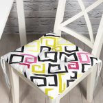 - Pofi-7806-Gorsel - Realhomes Beyaz Zemin Üzerinde Renkli Modern Geometrik Desenli Dijital Baskılı Modern Pofuduk Sandalye Minderi Realhomes