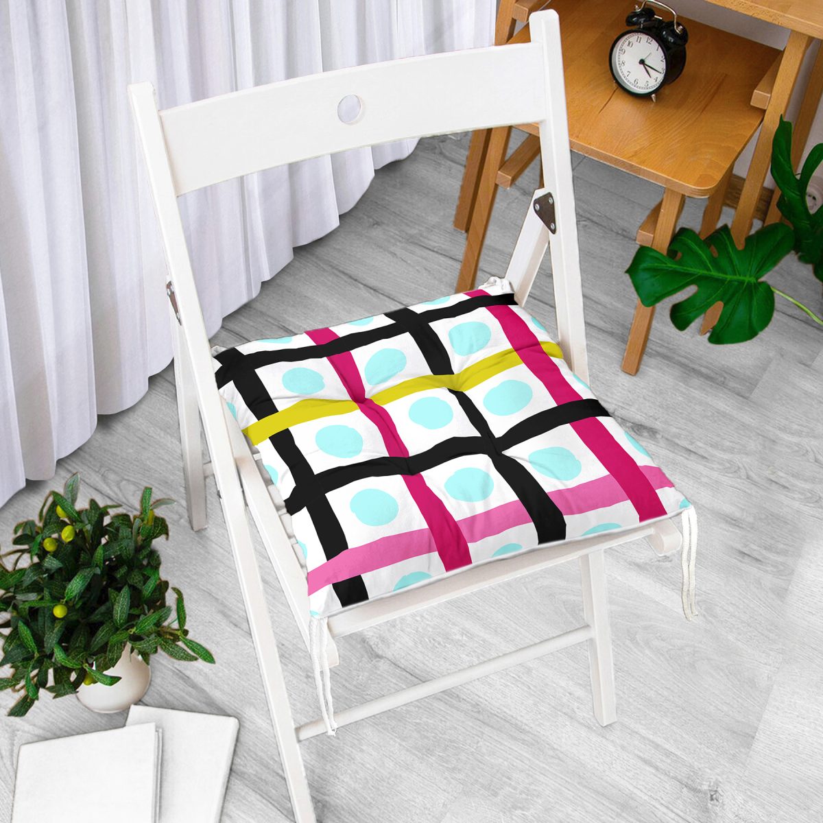 Beyaz Zeminde Modern Renkli Çizgili Puantiye Desenli Dijital Baskılı Modern Pofuduk Sandalye Minderi Realhomes