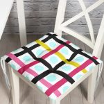 - Pofi-7809-Gorsel - Realhomes Beyaz Zeminde Modern Renkli Çizgili Puantiye Desenli Dijital Baskılı Modern Pofuduk Sandalye Minderi Realhomes