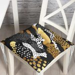 - Pofi-7822-Gorsel - Realhomes  Siyah Zemin Üzerinde Gold Detaylı Modern Desenli Dijital Baskılı Modern Pofuduk Sandalye Minderi Realhomes