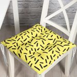 - Pofi-7847-Gorsel - Realhomes  Sarı Zemin Üzerinde Siyah Puantiye Desenli Dijital Baskılı Modern Pofuduk Sandalye Minderi Realhomes