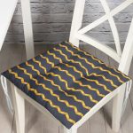 Renkli Zemin Üzerinde Gold Renkli Modern Zikzak Desenli Dijital Baskılı Modern Pofuduk Sandalye Minderi Realhomes