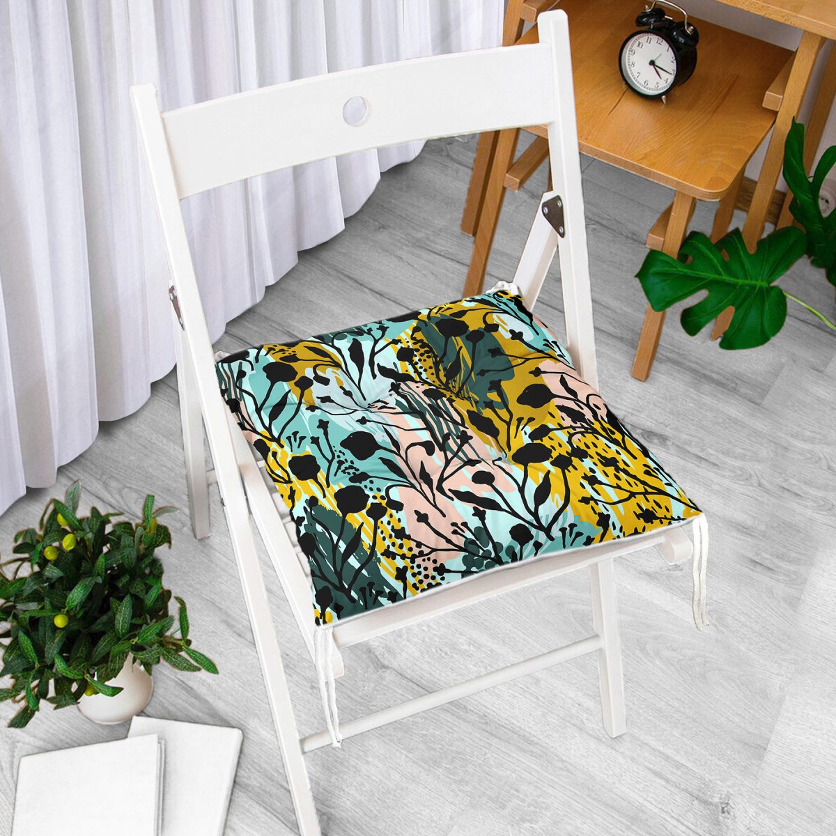 Beyaz Zemin Üzerinde Pastel Rengarenk Çiçek Desenli Dijital Baskılı Modern Pofuduk Sandalye Minderi Realhomes