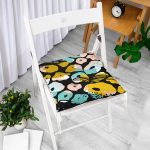 - Pofi-7890-Gorsel-1 - Realhomes Siyah Zemin Üzerinde Renkli Geometrik Desenli Dijital Baskılı Modern Pofuduk Sandalye Minderi Realhomes