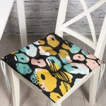 - Pofi-7890-Gorsel - Realhomes Siyah Zemin Üzerinde Renkli Geometrik Desenli Dijital Baskılı Modern Pofuduk Sandalye Minderi Realhomes