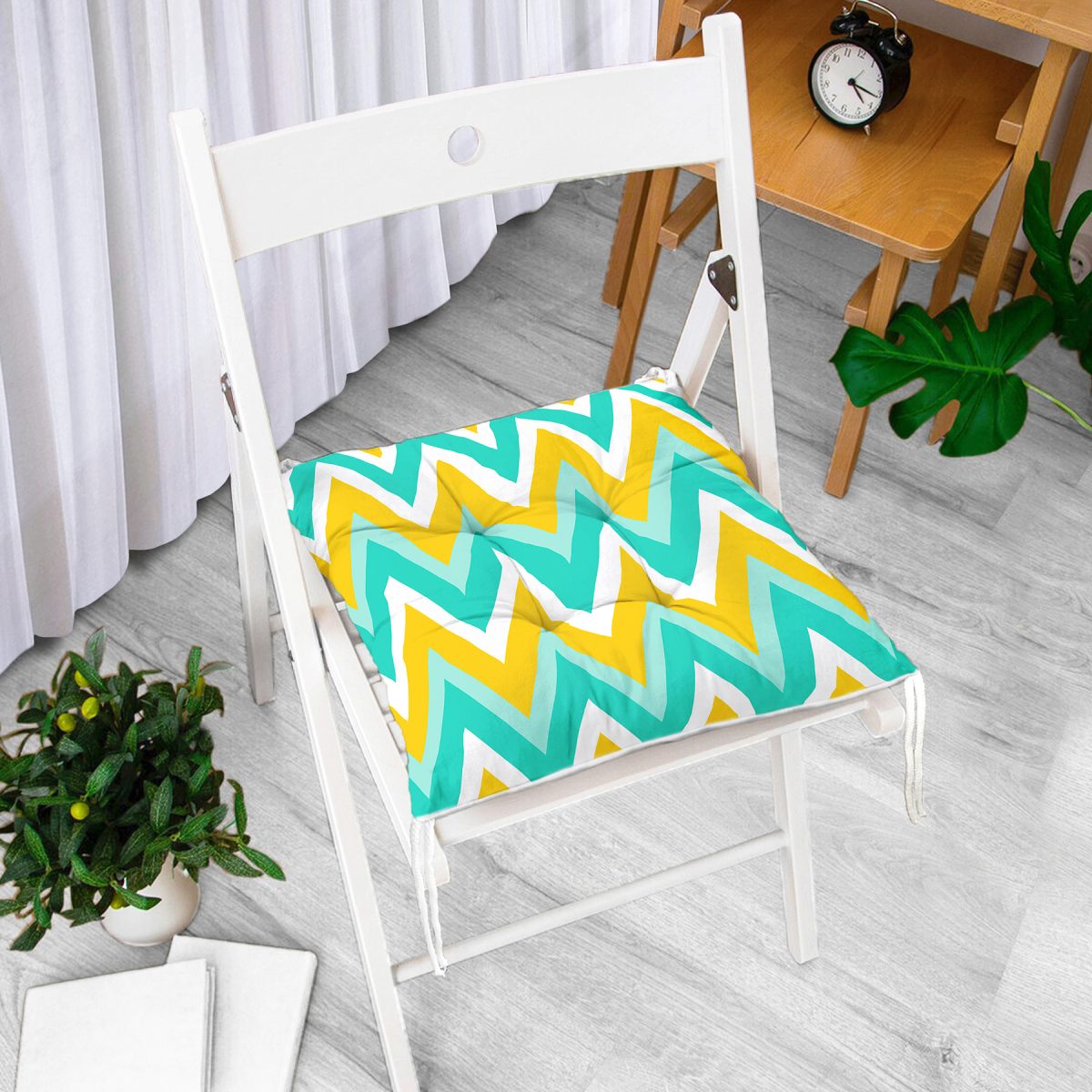 Renkli Zemin Üzerinde Geometrik Zikzak Desenli Dijital Baskılı Modern Pofuduk Sandalye Minderi Realhomes