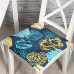 - Pofi-7918-Gorsel - Realhomes  Renkli Zemin Üzerinde Geometrik Desenli Yaprak Motifli Dijital Baskılı Modern Pofuduk Sandalye Minderi Realhomes