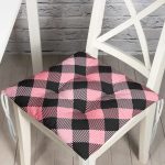 - Pofi-7925-Gorsel - Realhomes Renkli Pastel Zemin Üzerinde Siyah Ekose Desenli Dijital Baskılı Modern Pofuduk Sandalye Minderi Realhomes