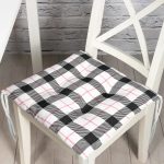 - Pofi-7926-Gorsel - Realhomes Beyaz Zemin Üzerinde Siyah Ekose Desenli Dijital Baskılı Modern Pofuduk Sandalye Minderi Realhomes