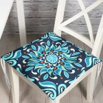 - Pofi-7934-Gorsel - Realhomes  Renkli Zemin Üzerinde Çini Desenli Dijital Baskılı Modern Pofuduk Sandalye Minderi Realhomes