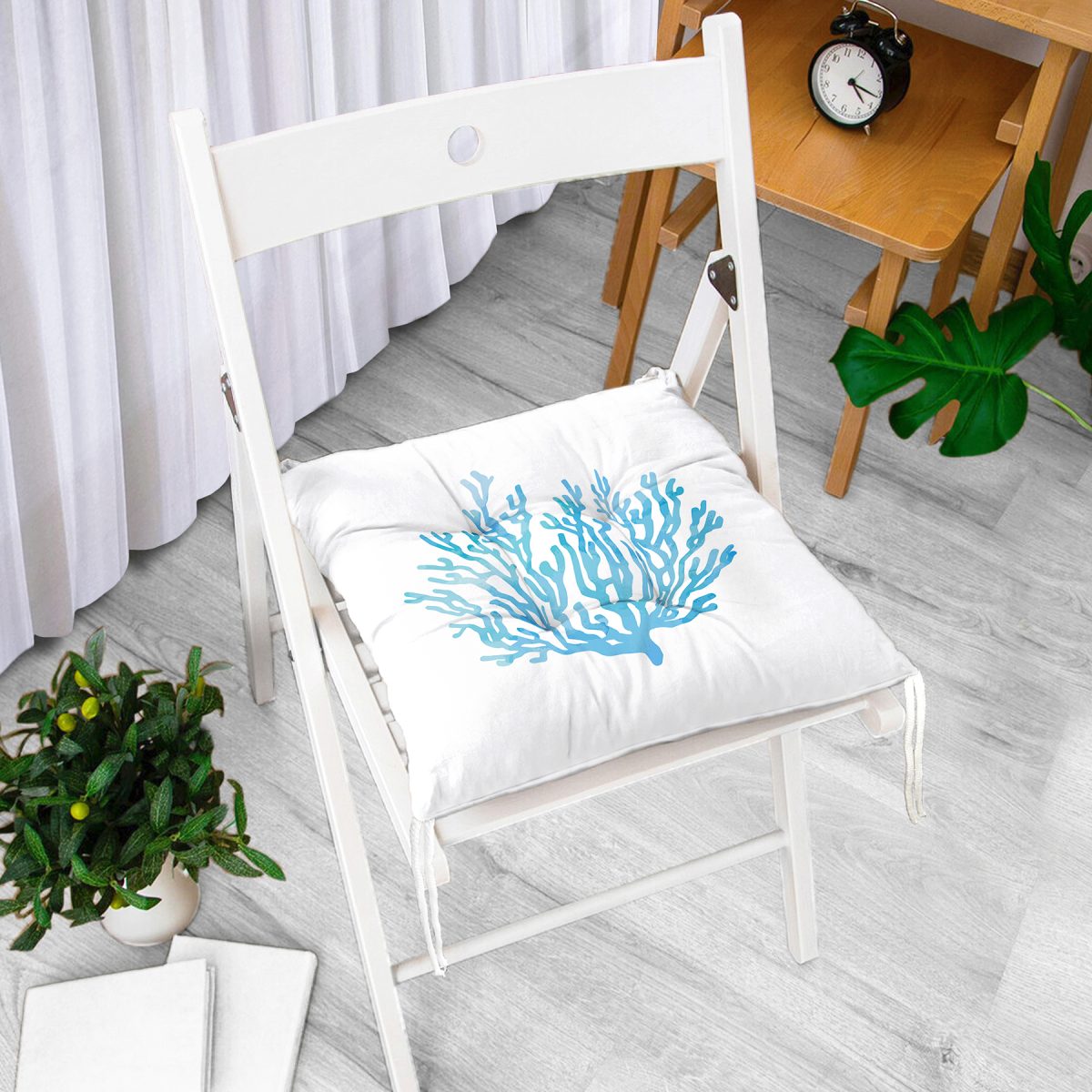 Beyaz Zemin Üzerinde Renkli Deniz Yıldızı Desenli Dijital Baskılı Modern Pofuduk Sandalye Minderi Realhomes