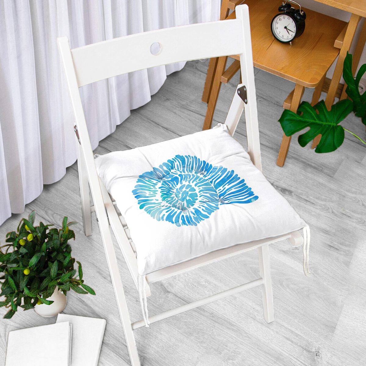 Beyaz Zemin Üzerinde Renkli Deniz Kabuğu Desenli Dijital Baskılı Modern Pofuduk Sandalye Minderi Realhomes