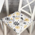 - Pofi-8055-Gorsel - Realhomes Beyaz Zemin Üzerinde Gold Detaylı Kar tanesi Desenli Dijital Baskılı Modern Pofuduk Sandalye Minderi Realhomes