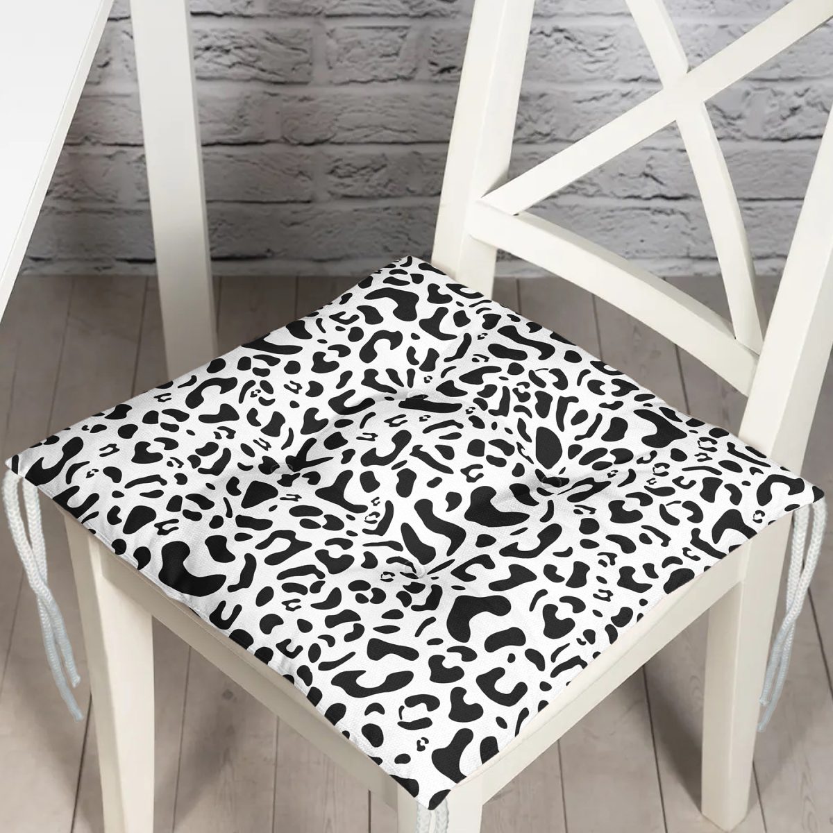 Beyaz Zemin Üzerinde Siyah Renkli Geometrik Çizim Dijital Baskılı Modern Pofuduk Sandalye Minderi Realhomes