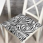 - Pofi-8105-Gorsel - Realhomes Beyaz Zemin Üzerinde Siyah Geometrik Desenli Dijital Baskılı Modern Pofuduk Sandalye Minderi Realhomes