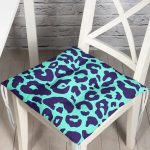 - Pofi-8114-Gorsel - Realhomes Renkli Zemin Üzerinde Geometrik Desenli Dijital Baskılı Modern Pofuduk Sandalye Minderi Realhomes