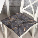 - Pofi-8145-Gorsel - Realhomes Siyah Zemin Üzerinde Gold Detaylı Mermer Desenli Dijital Baskılı Modern Pofuduk Sandalye Minderi Realhomes